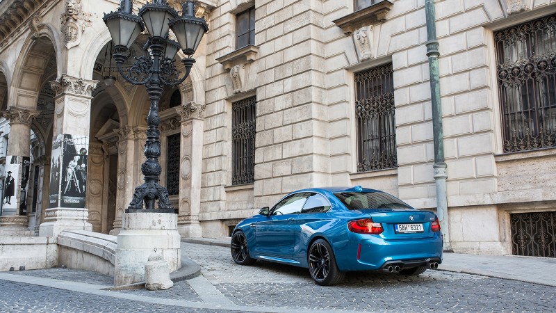 Az Opera előtt is jól mutat