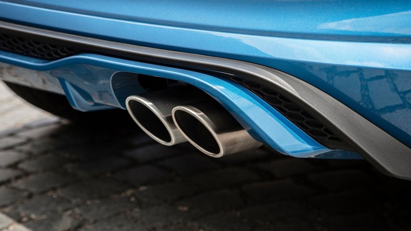 Egészen kétarcú a kipufogó