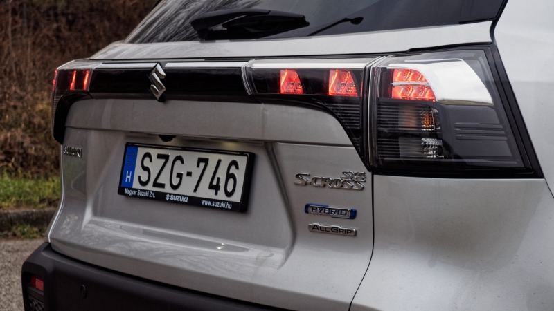 Nem épp szerény méretűek a hátsó lámpák, de élőben jól mutatnak